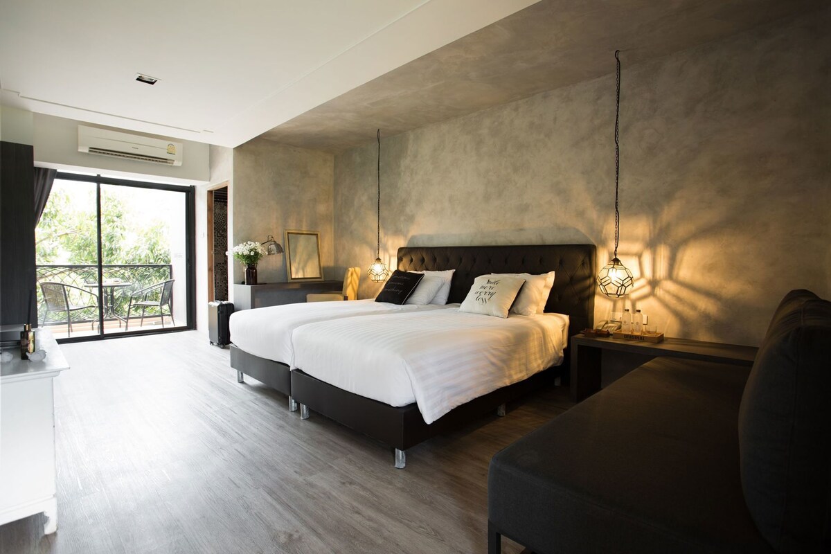 In-room safe, soundproofing, WiFi (free)