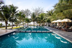 Outdoor pool, pool umbrellas, pool loungers - SiamBeach Resort (Cha-am)