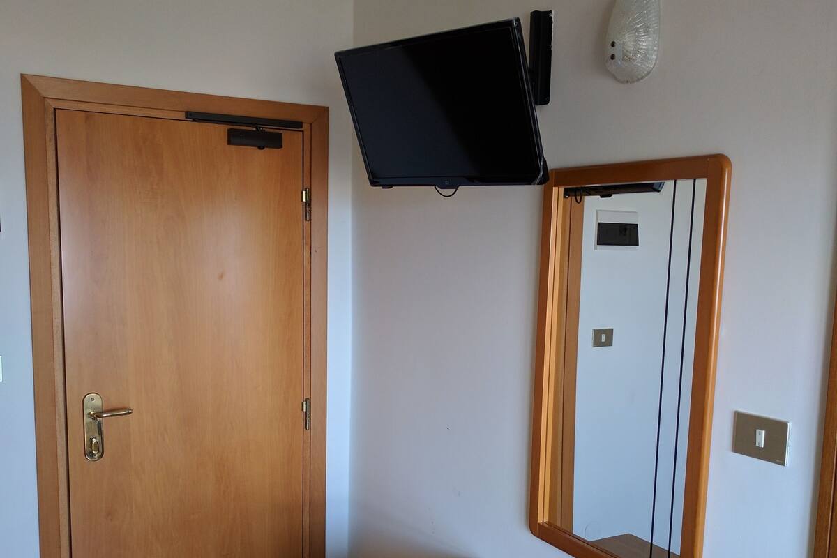 Caja de seguridad en la habitación, escritorio, cunas y wifi gratis 