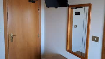 Una cassaforte in camera, una scrivania