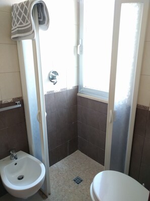 Douche, douche à « effet pluie », articles de toilette gratuits