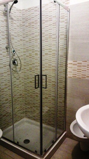 Douche, douche cascade, articles de toilette (gratuits)