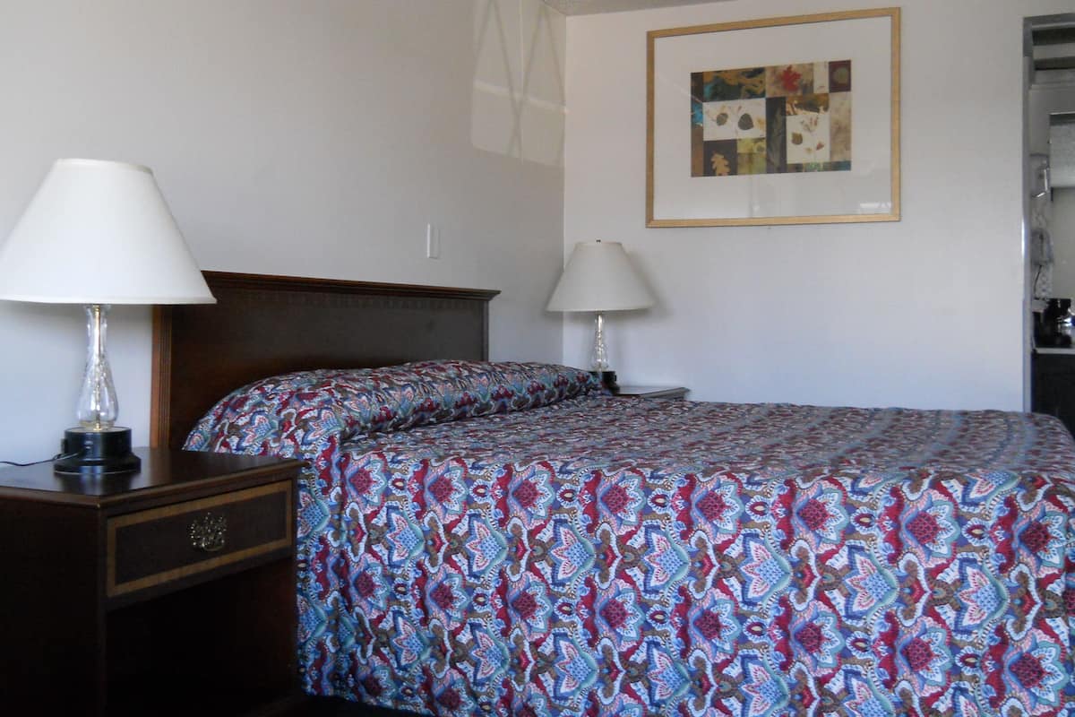 Classic Room, 1 King Bed | Desk, free WiFi, bed sheets