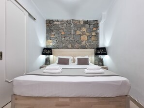 Family Apartment, 1 Bedroom, Beach View | Egyptian cotton sheets, premium bedding, in-room safe, desk - Chios Xenia Studio & Apartments (Chios)