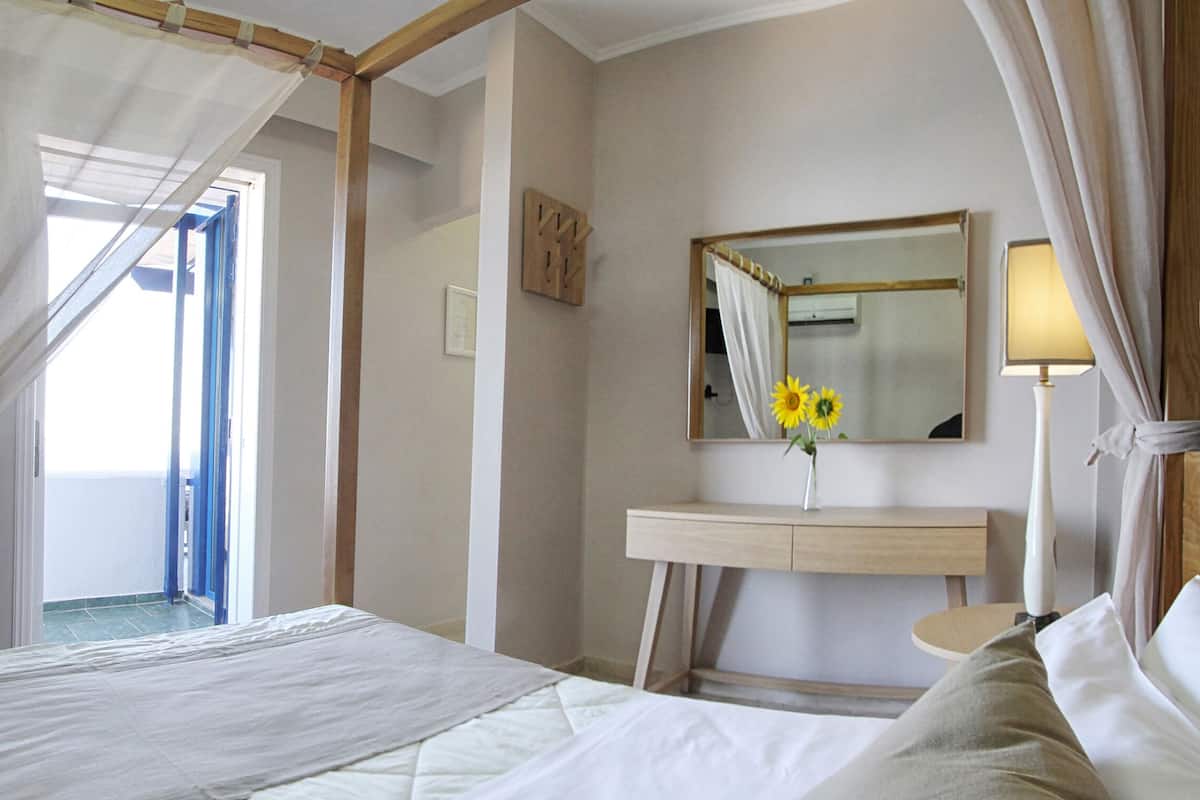 Executive Studio Suite, 1 Bedroom, Beach View, Executive Level | Egyptian cotton sheets, premium bedding, in-room safe, desk