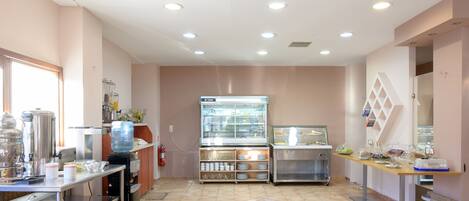 Una cocina moderna con dispensador de agua, refrigerador y vitrina.