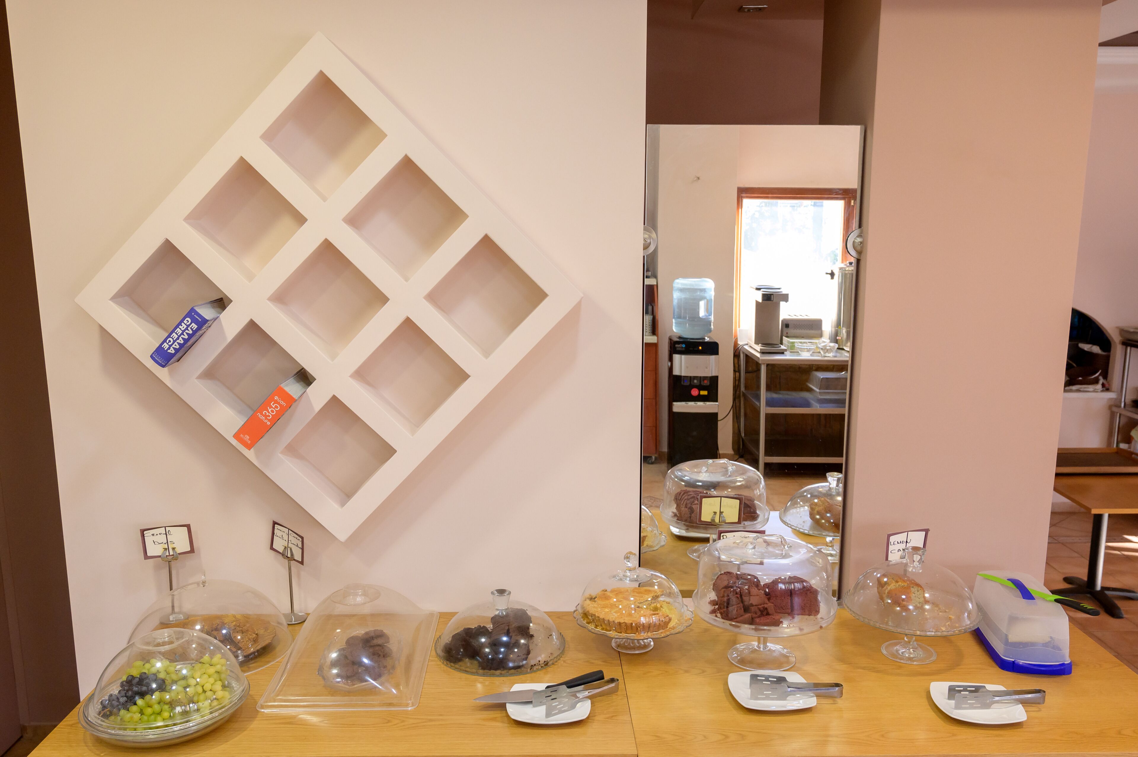 Una mesa de buffet con diferentes alimentos y un dispensador de agua.