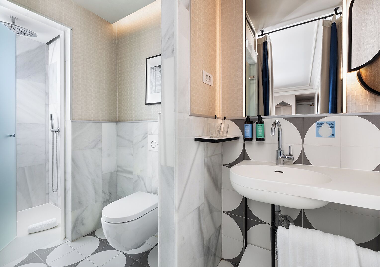 Un baño moderno con ducha, inodoro y lavamanos.