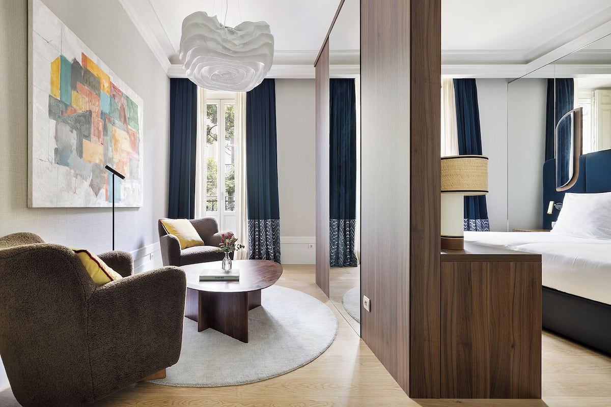 Premium Room (Deluxe) | Premium bedding, minibar, in-room safe, iron/ironing board