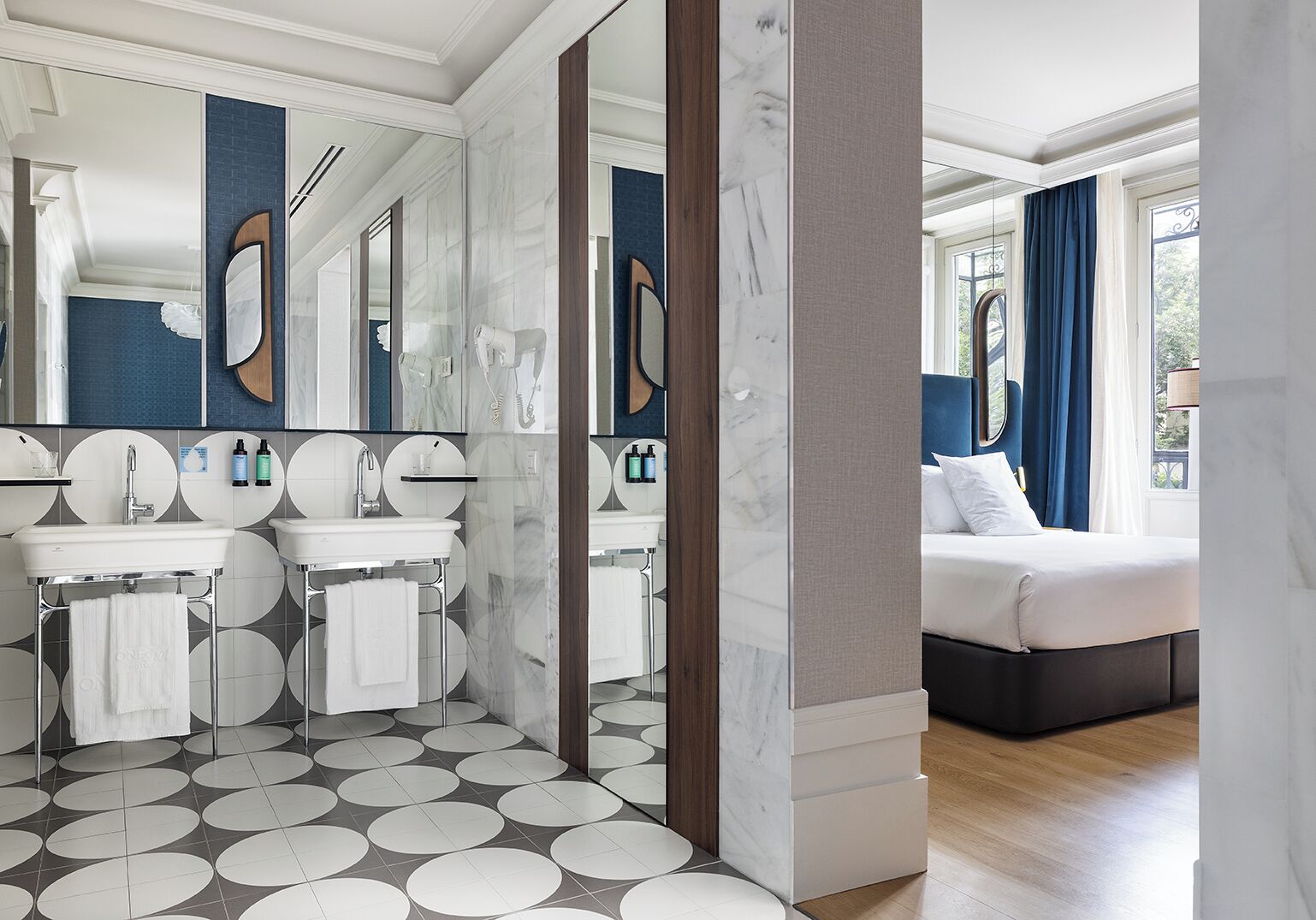 premium room (deluxe) | premium bedding, minibar, in-room safe, iron/ironing board