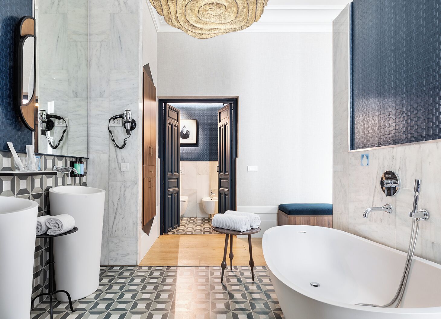 premium room (deluxe) | premium bedding, minibar, in-room safe, iron/ironing board