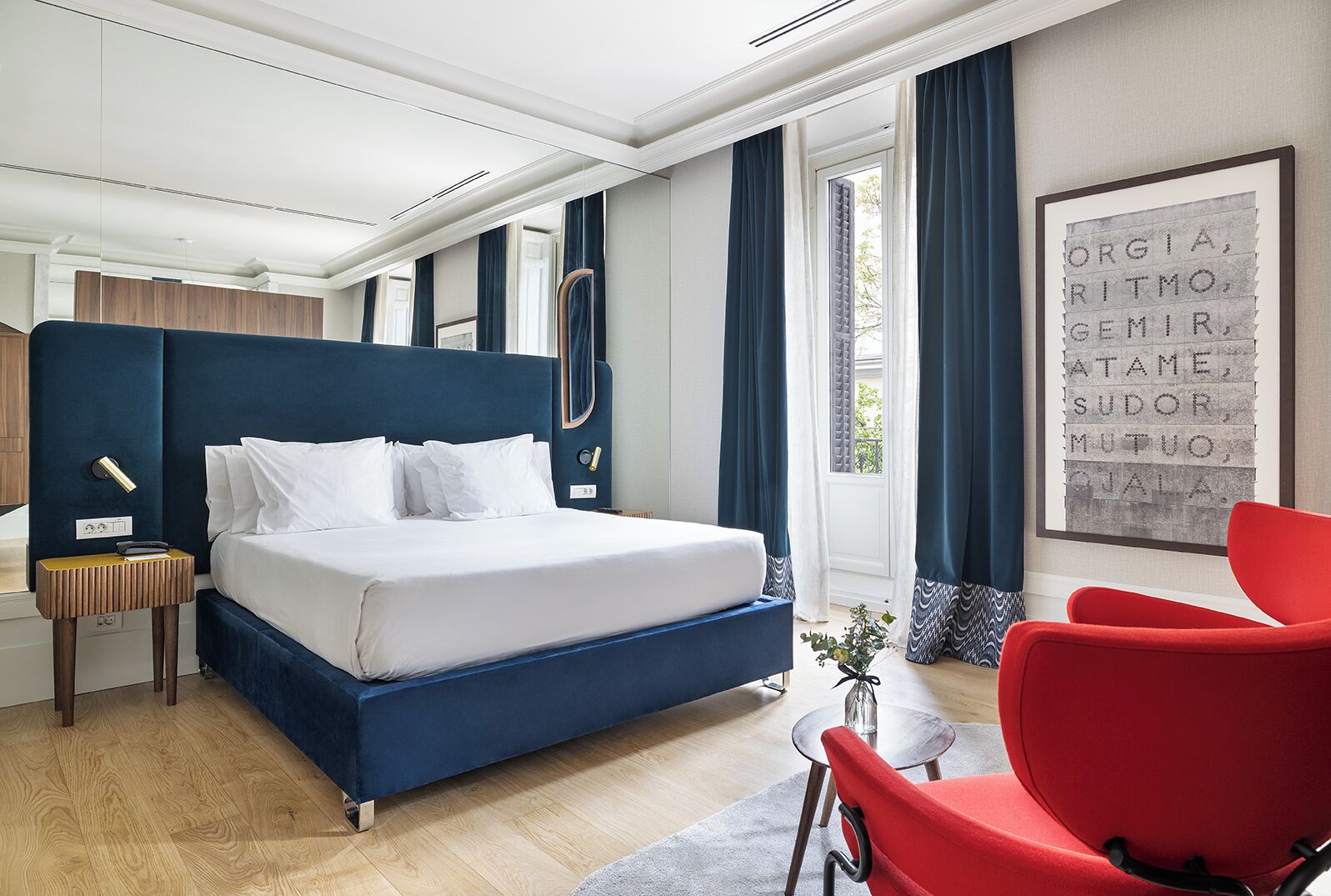 premium room (deluxe) | premium bedding, minibar, in-room safe, iron/ironing board