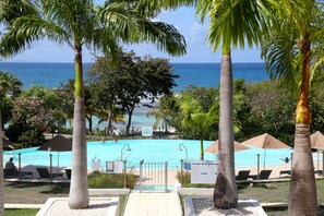 2 outdoor pools, pool umbrellas, sun loungers - Pierre & Vacances Residence Premium Les Tamarins (Sainte-Anne)
