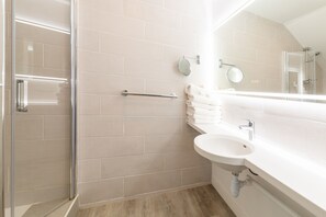 Apartment 6 people - 2 bedrooms - Terrace - Sea view | Bathroom | Free toiletries, hair dryer, towels