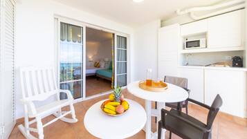 Studio 3 people - Sea view - Terrace | Private kitchenette | Full-size fridge, microwave, stovetop, dishwasher
