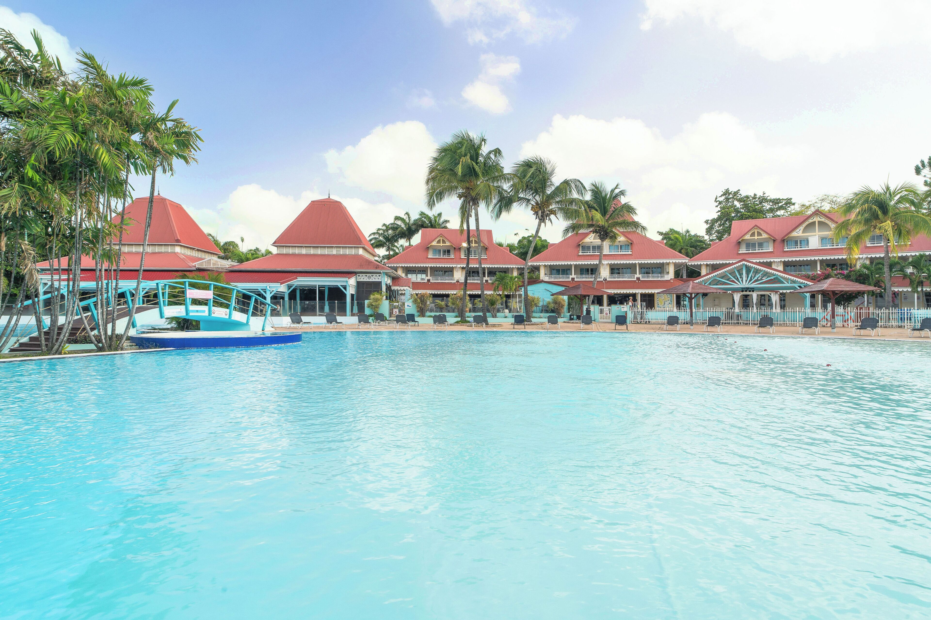 2 座室外游泳池，提供泳池遮陽傘和日光浴躺椅