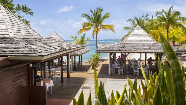 Un restaurant situé en bord de mer, avec une terrasse et vue sur l’océan.