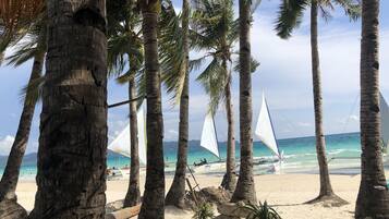 Plage, sable blanc, chaises longues, parasols