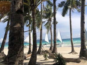 On the beach, white sand, sun-loungers, beach umbrellas - The Boracay Beach Resort (Boracay Island)