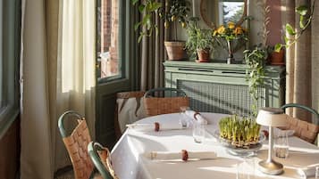 3 restaurants, breakfast served
