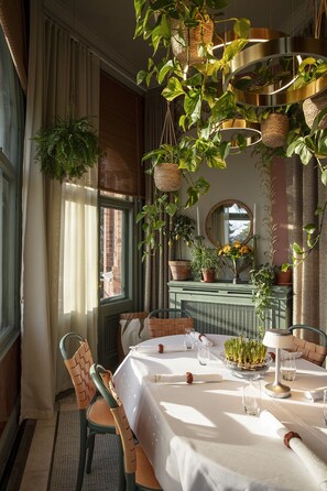 3 restaurants; breakfast, lunch, and dinner served