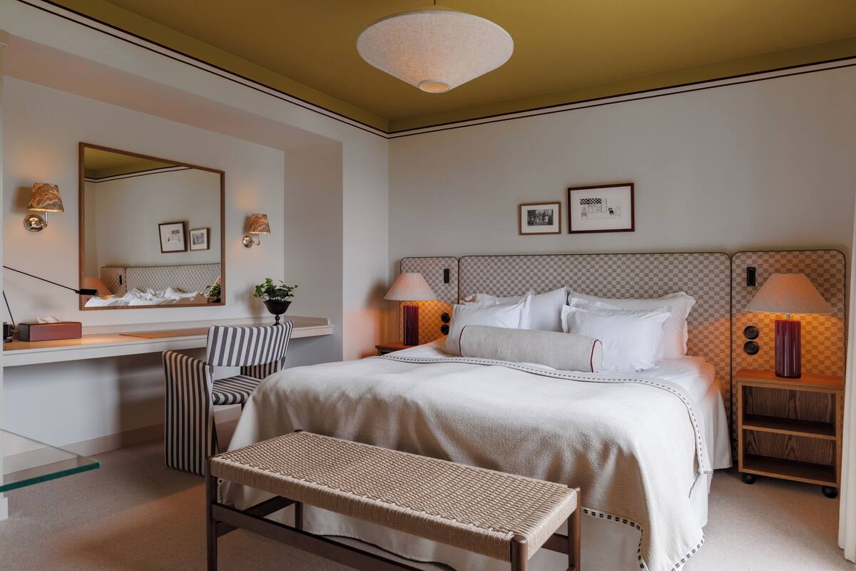 Hypo-allergenic bedding, blackout curtains, free WiFi, bed sheets