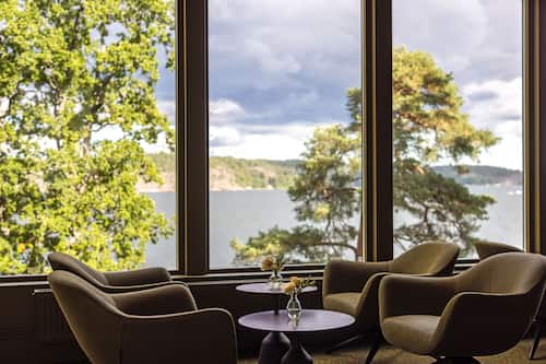 Cocktail bar, ocean views, open select days