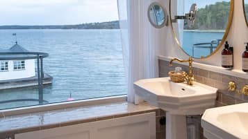 Panoramic Suite, 1 King Bed, Ocean View, Oceanfront | Bathroom