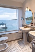 Suíte panorâmica, 1 cama King, vista para o oceano, de frente para o oceano | Banheiro | Produtos de toalete biodegradáveis, secador de cabelo, roupões de banho 