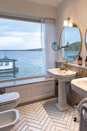 Suite Panoramique, 1 très grand lit, vue océan, en front de mer | Salle de bain