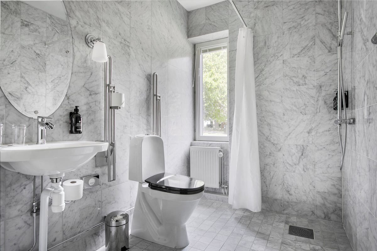 standard double room | bathroom | eco-friendly toiletries, hair dryer, towels, soap