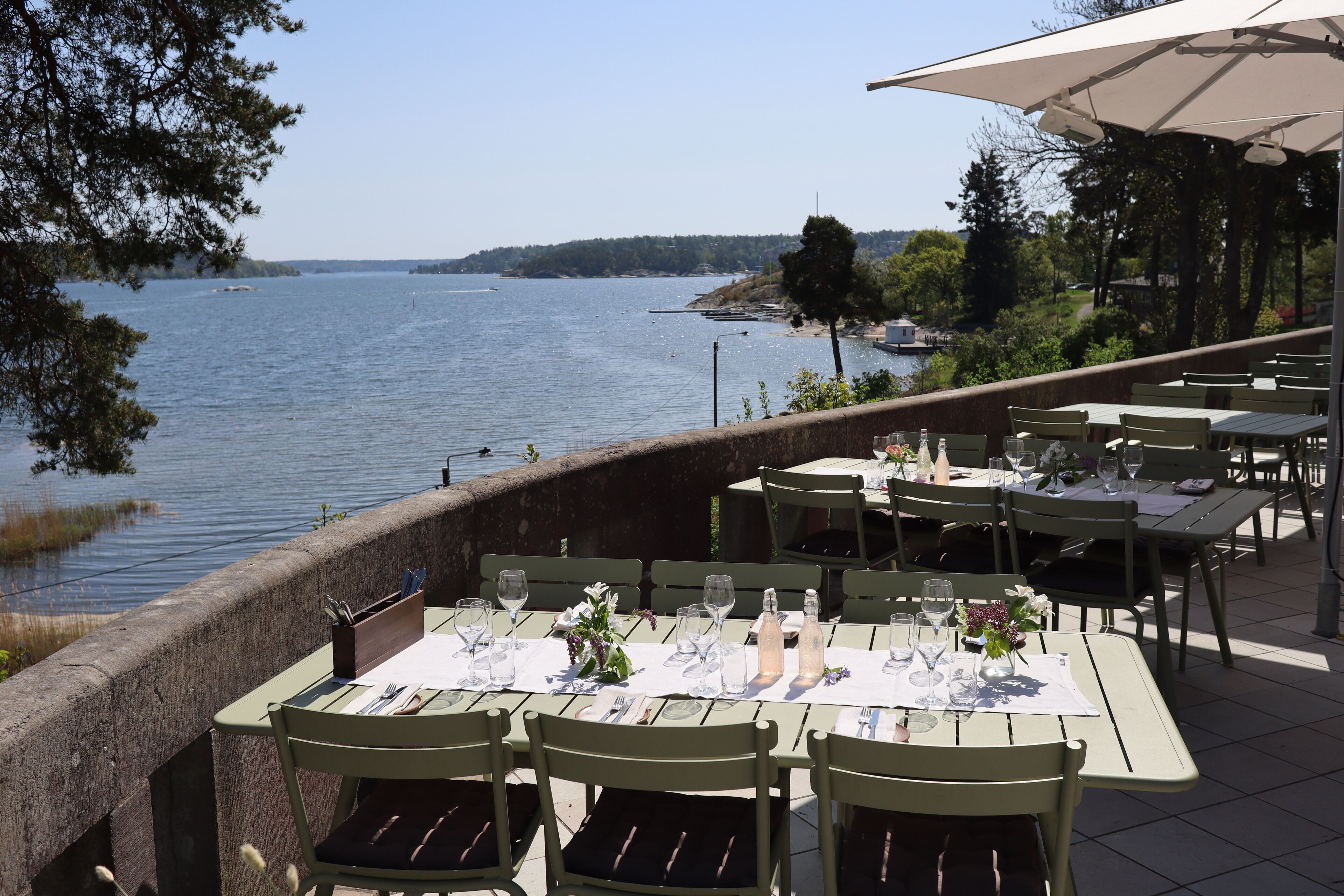 3 restaurants, breakfast served