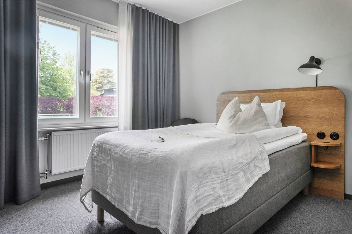 Single Room | Hypo-allergenic bedding, blackout curtains, free WiFi, bed sheets