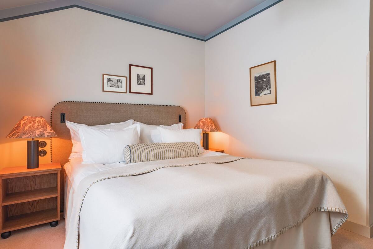 Hypo-allergenic bedding, blackout curtains, free WiFi, bed sheets
