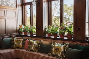 Cocktail bar, ocean views, open selected days