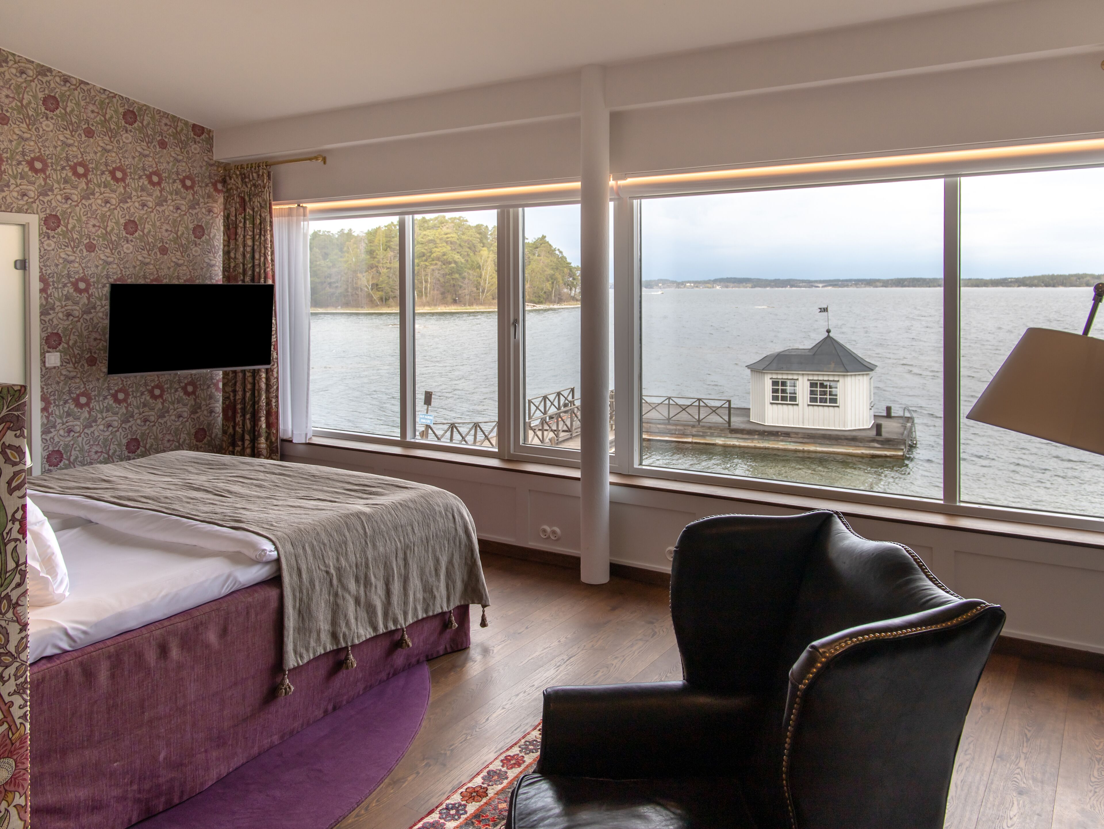 1 bedroom, hypo-allergenic bedding, blackout curtains, free wifi