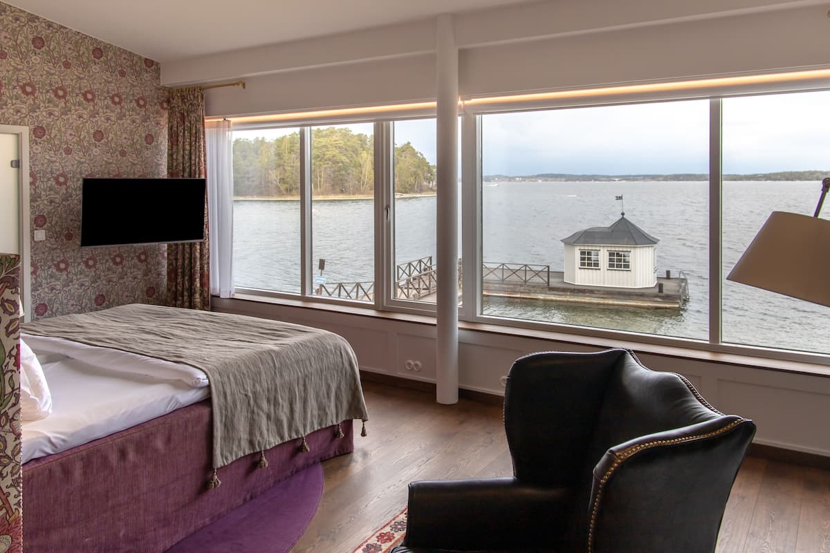 1 bedroom, hypo-allergenic bedding, blackout curtains, free wifi