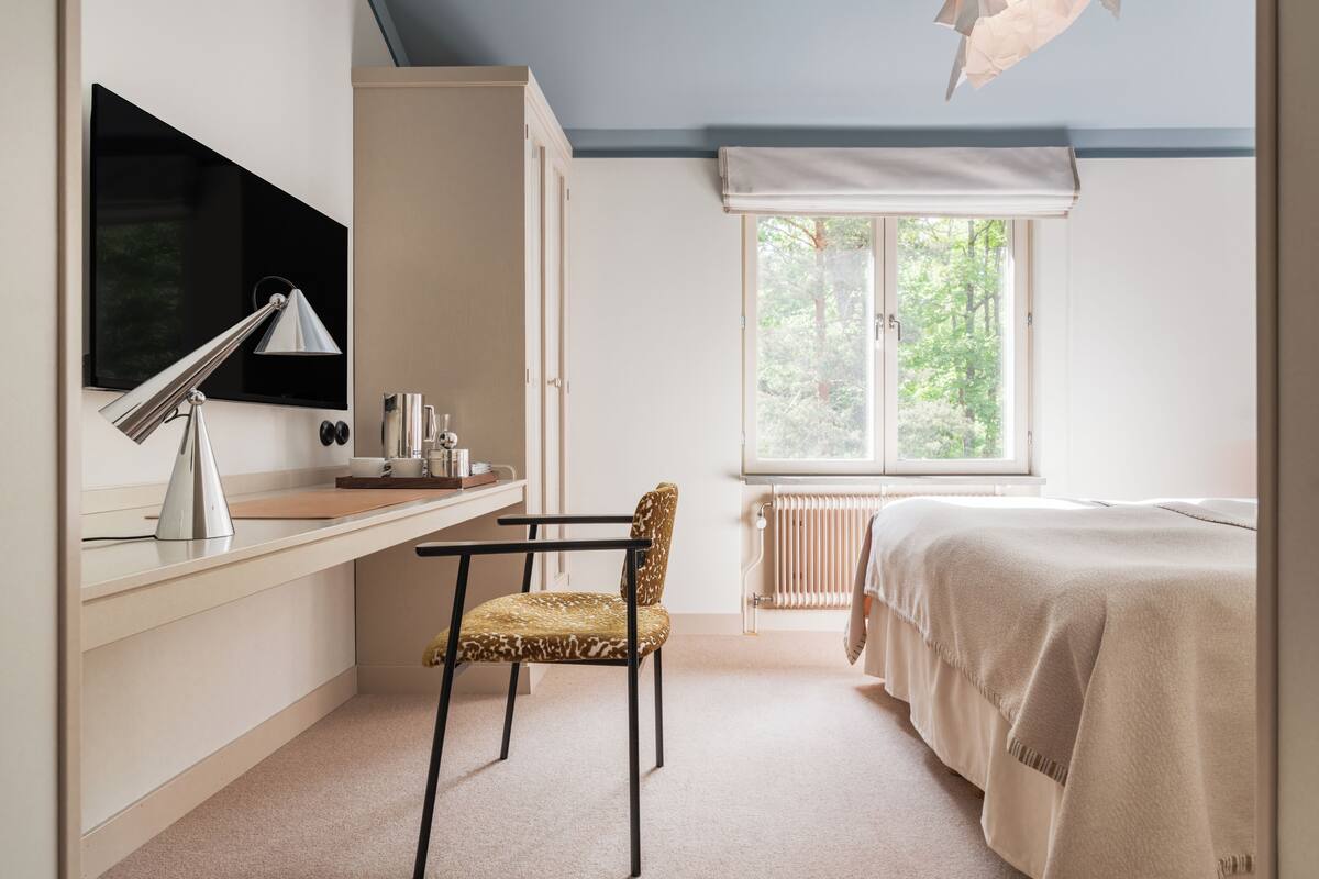 Hypo-allergenic bedding, blackout curtains, free WiFi, bed sheets