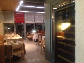 Breakfast, lunch and dinner served - Hôtel au Boeuf Rouge (Crassier)