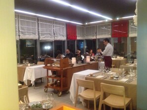 Frokost, lunsj og middag serveres, lokale retter 