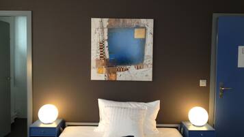 Desk, soundproofing, free WiFi