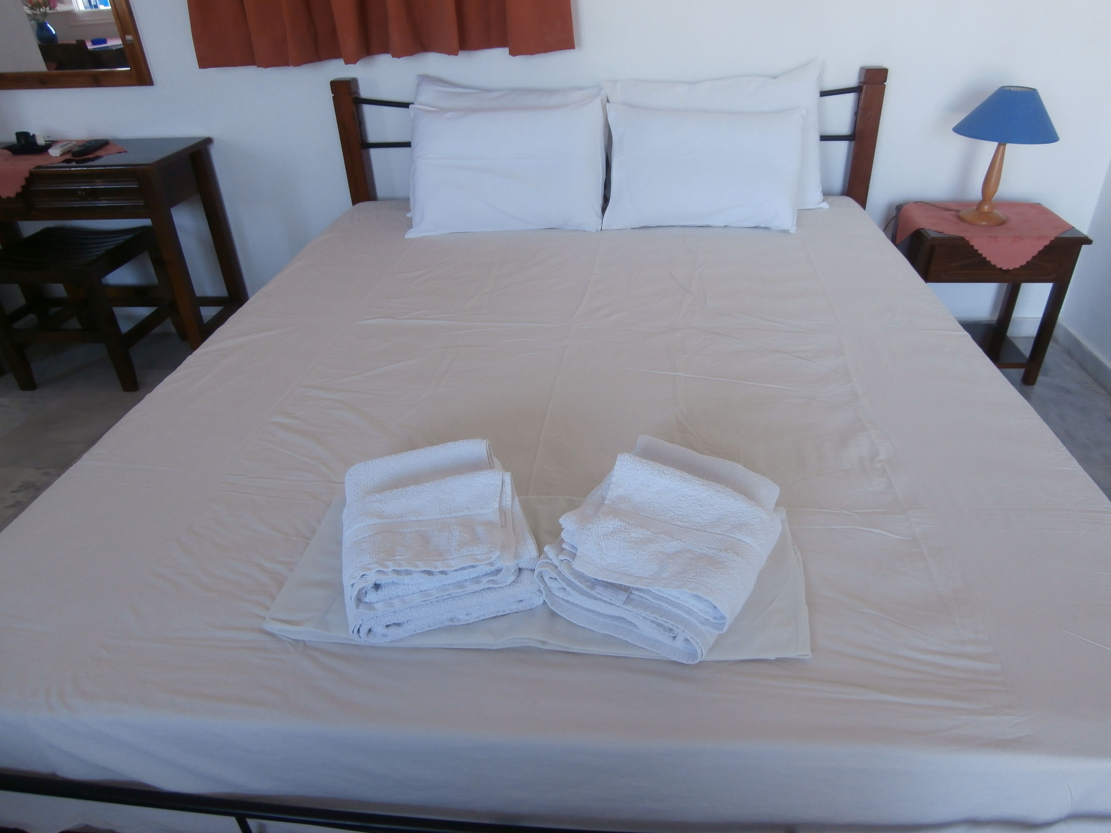 1 bedroom, egyptian cotton sheets, premium bedding, select comfort beds