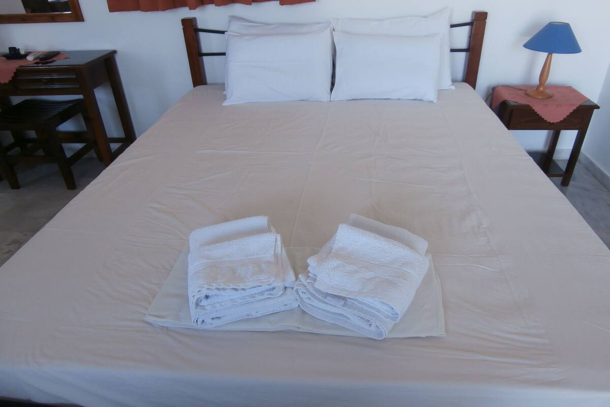 1 bedroom, egyptian cotton sheets, premium bedding, select comfort beds