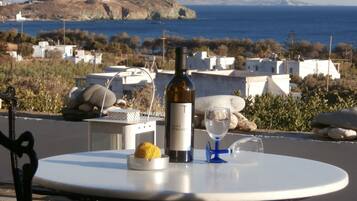 Apartment, 1 Bedroom, Sea View, Ground Floor | 1 bedroom, Egyptian cotton sheets, premium bedding, Select Comfort beds