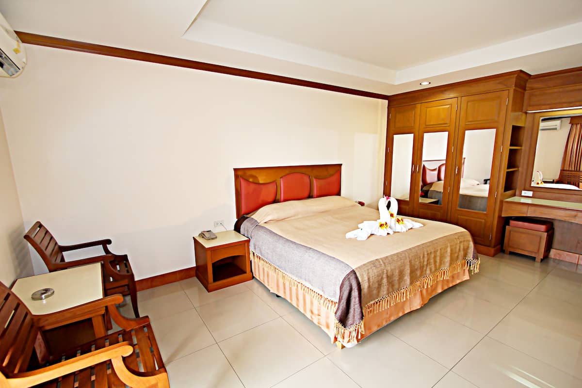 1 dormitorio, minibar, escritorio y cortinas opacas