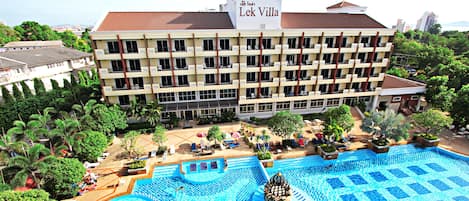 Piscina externa, guarda-sóis, espreguiçadeiras