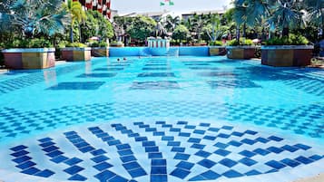 Piscine extérieure, parasols de plage, chaises longues