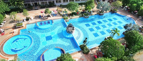 Piscine extérieure, parasols de plage, chaises longues