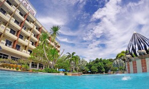 Outdoor pool, pool umbrellas, pool loungers - Lek Villa (Pattaya)