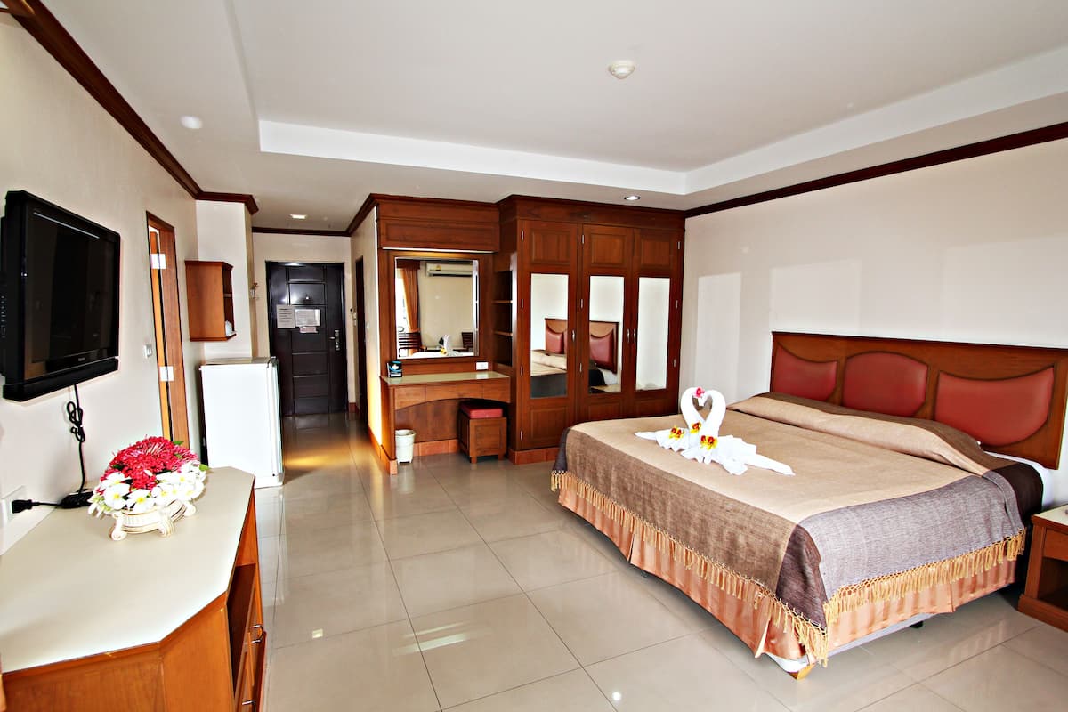 1 dormitorio, minibar, escritorio y cortinas opacas